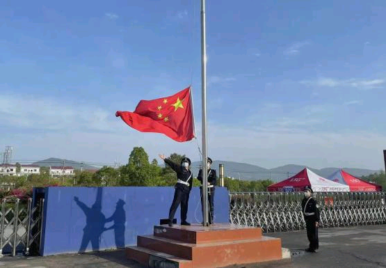 新余司法警官学校举行升旗仪式 | 守望相助 共克时艰 山河定无恙!